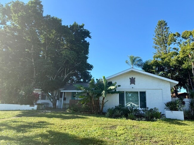 5840 Tanglewood Dr NE in St. Petersburg, FL - Building Photo - Building Photo