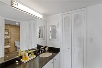 12 Farrey Ln, Unit 310 in Miami Beach, FL - Building Photo - Building Photo