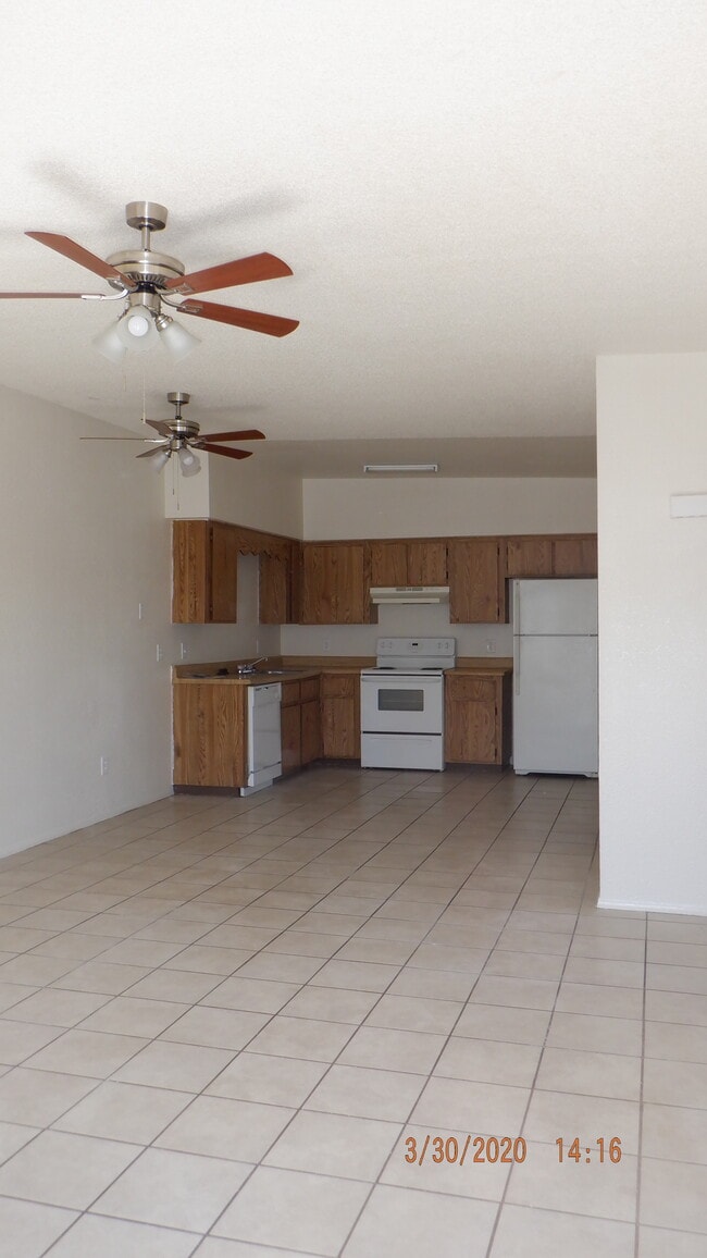 504 E Montebello Ave, Unit 3 in Apache Junction, AZ - Foto de edificio - Building Photo