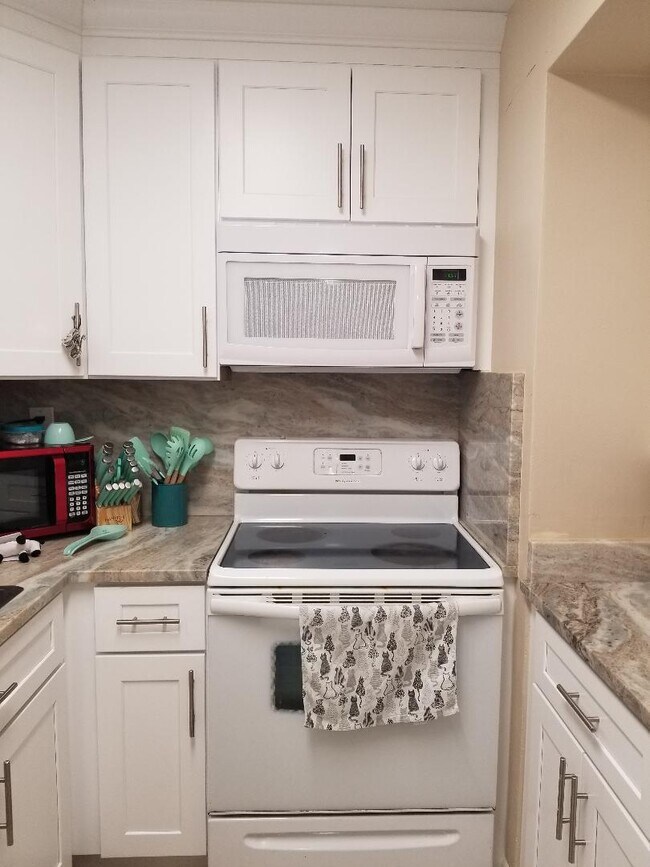 5861 NW 16th Pl in Sunrise, FL - Foto de edificio - Building Photo