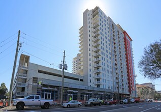 Camden Pier District in St. Petersburg, FL - Foto de edificio - Building Photo