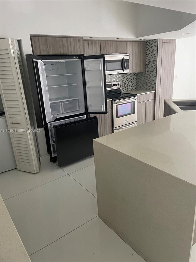 3155 NE 184th St in Aventura, FL - Building Photo - Building Photo