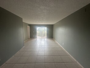 850 NE 207th Ter, Unit 101 in Miami, FL - Building Photo - Building Photo