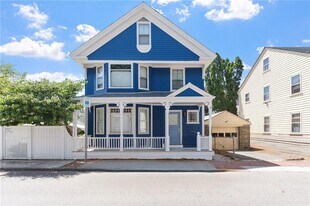 21 Division St in Newport, RI - Building Photo
