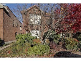 2931 SE Hawthorne Blvd in Portland, OR - Building Photo