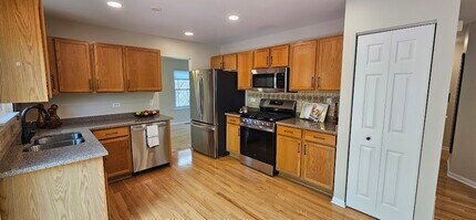 450 Rosewood Crossing in Lindenhurst, IL - Building Photo - Building Photo