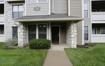 Three Lakes Apartments in Overland Park, KS - Foto de edificio - Building Photo