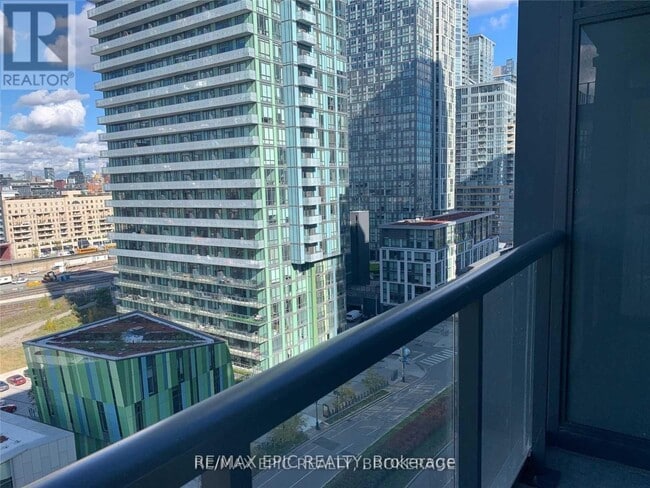 80 Queens Wharf Rd in Toronto, ON - Building Photo - Building Photo