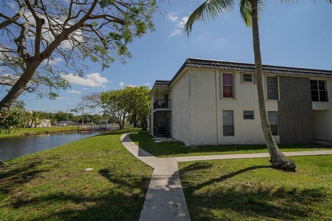 10357 N Kendall Dr in Miami, FL - Building Photo - Building Photo