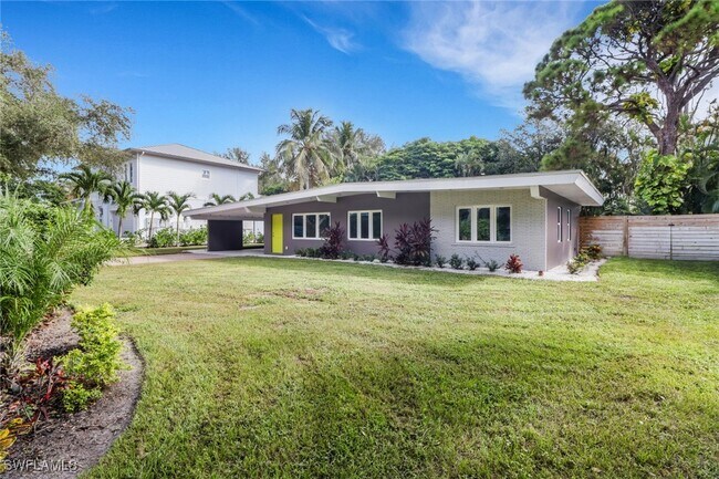 5150 Sand Dollar Ln in Naples, FL - Foto de edificio - Building Photo