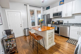 3850 W Diversey Ave, Unit 2 in Chicago, IL - Building Photo - Building Photo