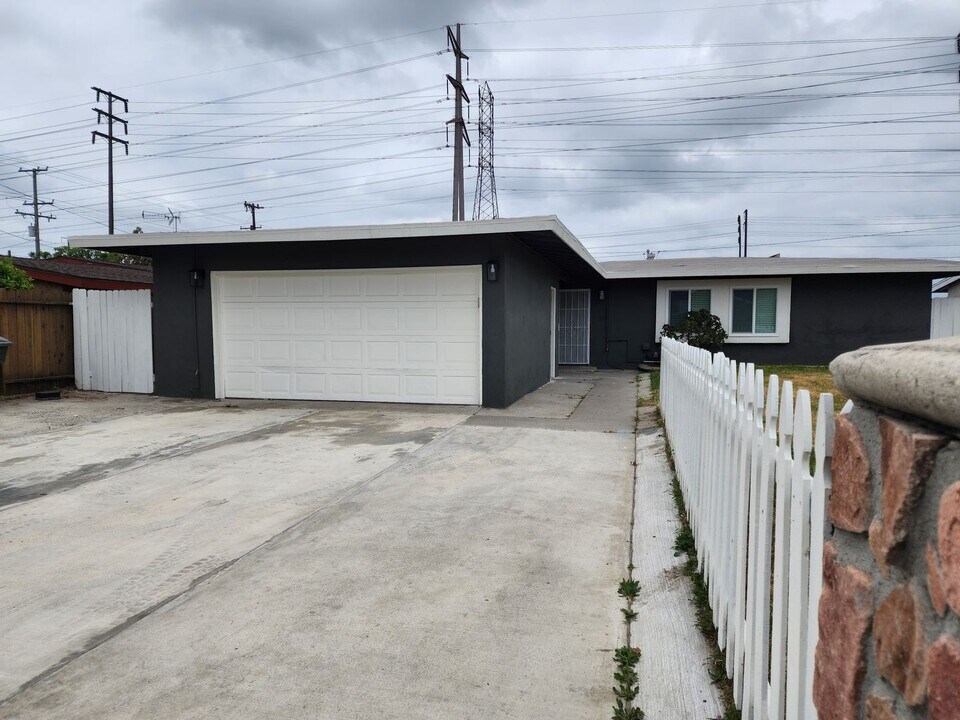 923 S Sherrill St in Anaheim, CA - Building Photo