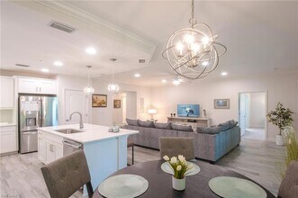 6940 Avalon Cir in Naples, FL - Foto de edificio - Building Photo