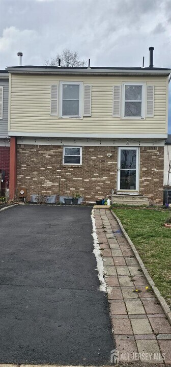 37 Redbud Rd in Piscataway, NJ - Building Photo