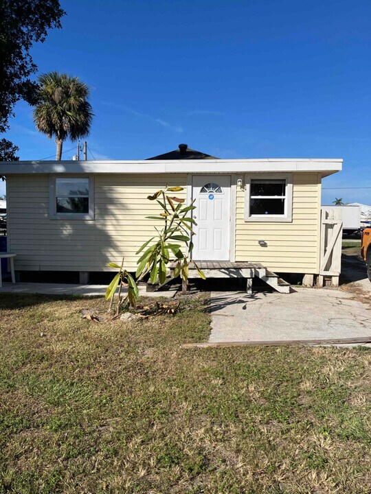 3326 Highland Ave-Unit -#B in Ft. Myers, FL - Building Photo