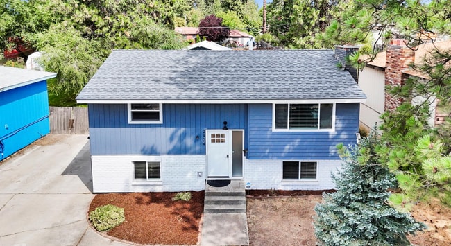 property at 2924 W Wellesley Ave