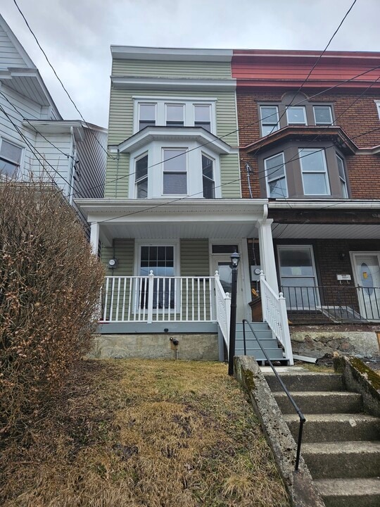 302 Arlington St in Tamaqua, PA - Building Photo