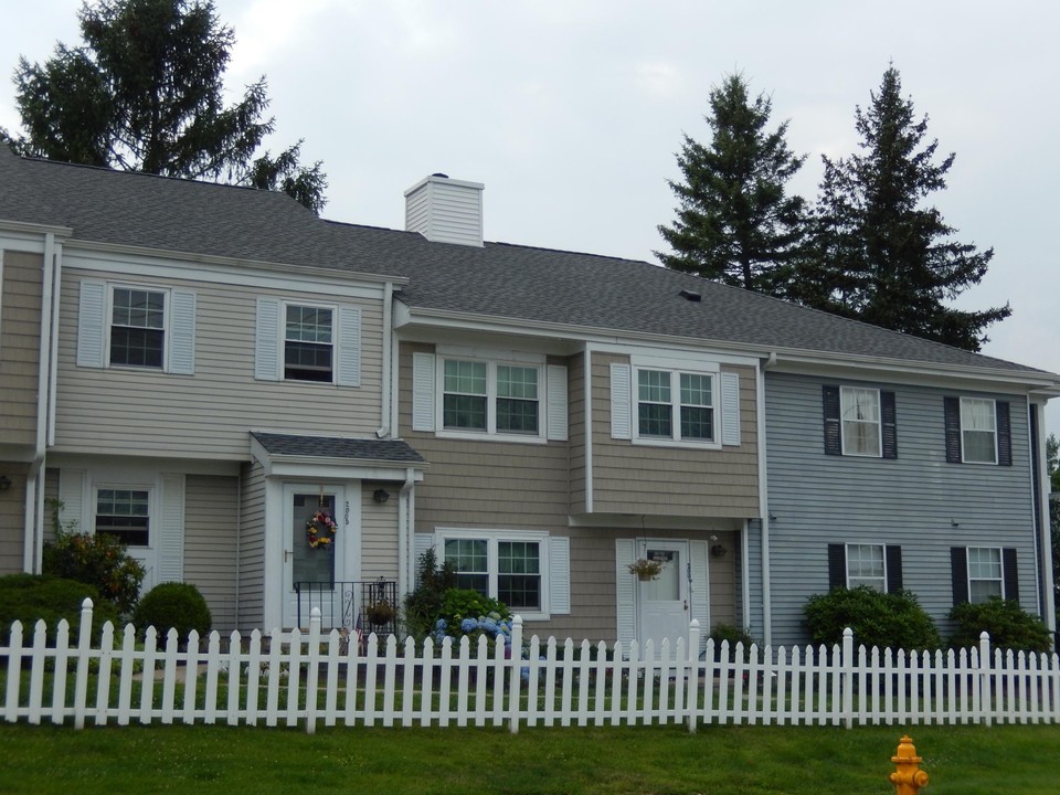 Village Square in Danbury, CT - Foto de edificio