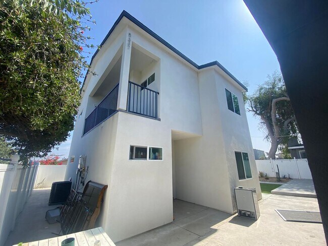 5337 W Falls View Dr in San Diego, CA - Building Photo - Building Photo