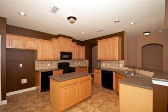 1736 Kittyhawk Dr in Little Elm, TX - Foto de edificio - Building Photo