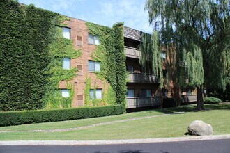 Polo Club West in Oakbrook Terrace, IL - Building Photo - Building Photo