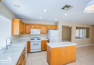 8089 Cimarron Meadows Way in Las Vegas, NV - Foto de edificio - Building Photo
