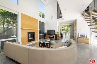 547 Huntley Dr in West Hollywood, CA - Building Photo - Building Photo
