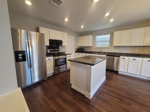 4402 King's Canyon Dr in Taylor, TX - Building Photo - Building Photo