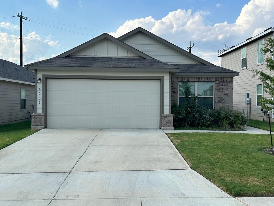 6235 Willow Point Blvd in San Antonio, TX - Building Photo