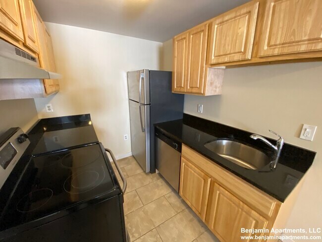 385 Dorchester St, Unit B4 in Boston, MA - Building Photo - Building Photo