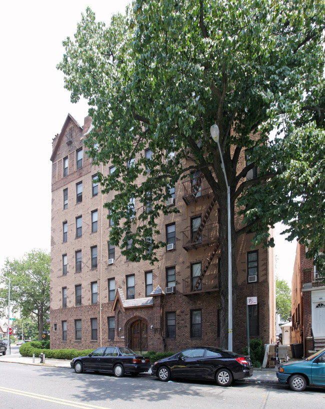 101 Marine Ave in Brooklyn, NY - Foto de edificio - Building Photo