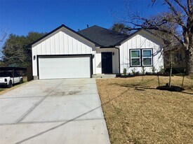 924 E 2nd St in Bellville, TX - Building Photo