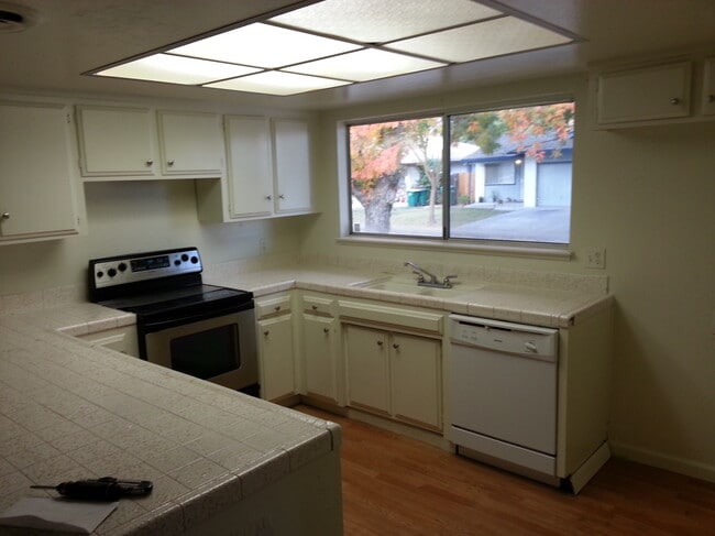 621 E Yorkshire Dr in Stockton, CA - Building Photo - Building Photo