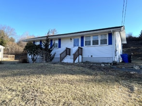 93 County Rd in Torrington, CT - Building Photo - Building Photo