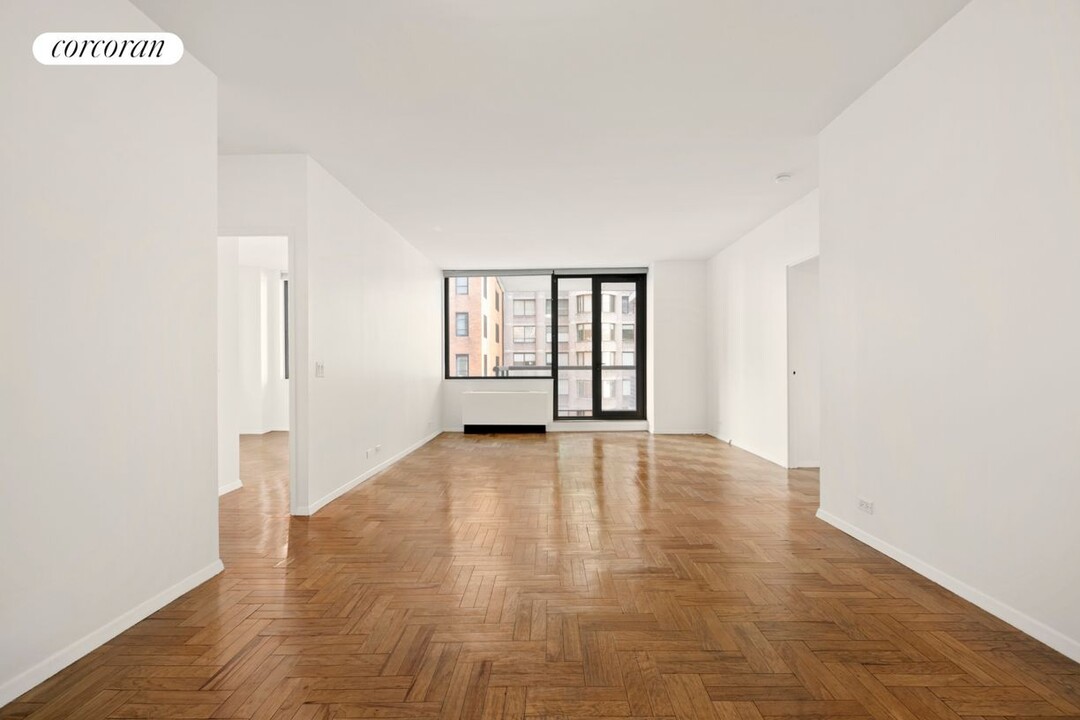 62 W 62nd St in New York, NY - Building Photo