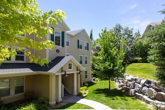 The Bluffs Apartments in Bluffdale, UT - Foto de edificio - Building Photo