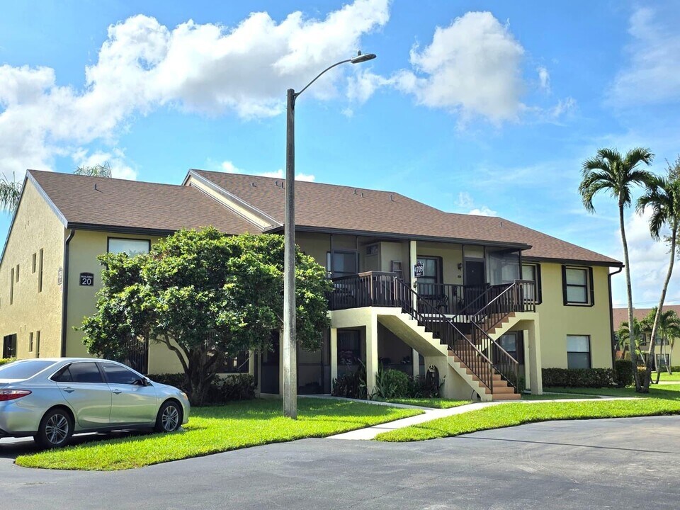 4709 Lucerne Lakes Blvd E in Greenacres, FL - Building Photo