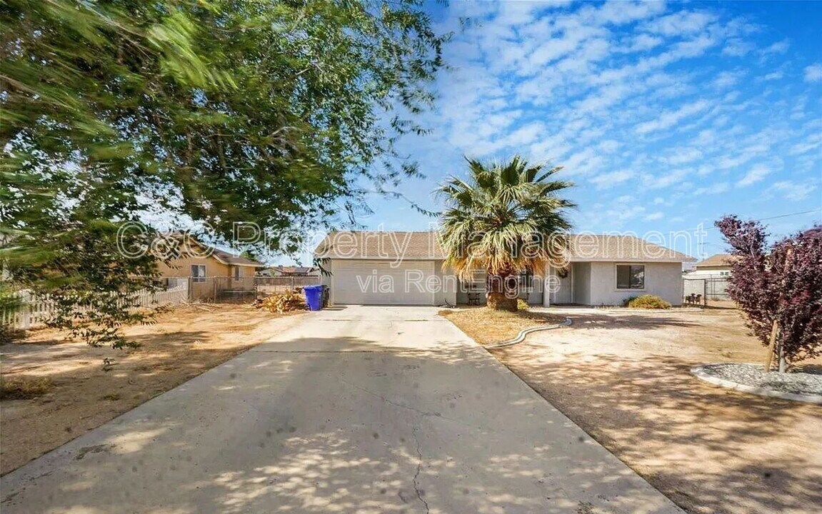 22394 Lone Eagle Rd in Apple Valley, CA - Building Photo