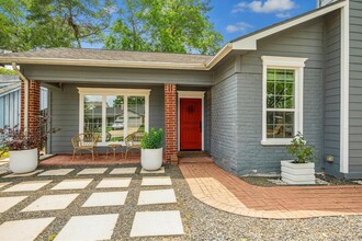 5517 Schumacher Ln in Houston, TX - Foto de edificio - Building Photo