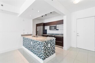 951 Brickell Ave, Unit 700 in Miami, FL - Building Photo - Building Photo