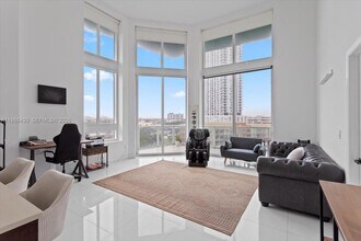 1900 N Bayshore Dr, Unit 16 in Miami, FL - Foto de edificio - Building Photo