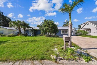 8708 Thornwood Ln in Tampa, FL - Building Photo - Building Photo