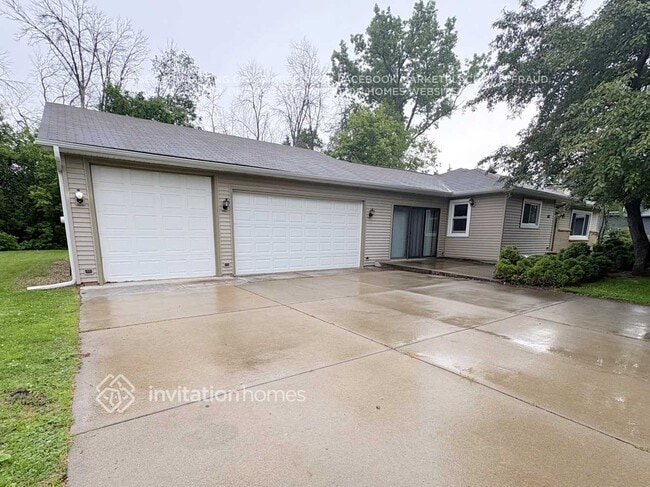 property at 302 Zinnia Ln N