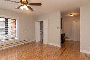 814 W Cornelia Ave, Unit J05P in Chicago, IL - Building Photo