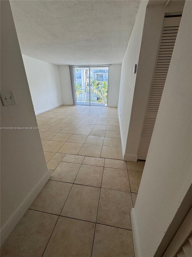 488 NW 165th St in Miami, FL - Building Photo - Building Photo