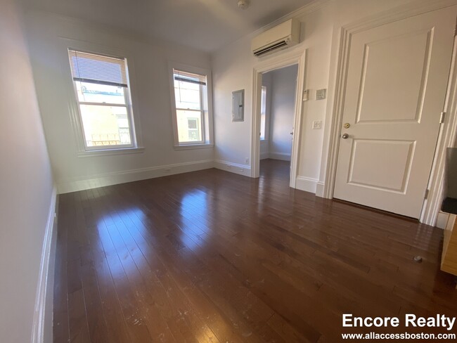 98 Myrtle St, Unit 7 in Boston, MA - Foto de edificio - Building Photo