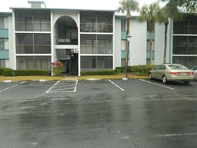 8203 Sun Spring Cir, Unit 21 in Orlando, FL - Foto de edificio - Building Photo