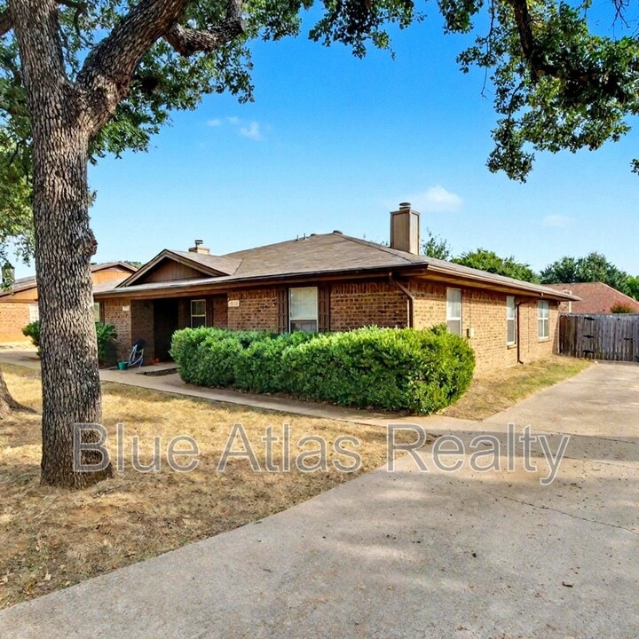 7016 Lincoln Dr in North Richland Hills, TX - Building Photo