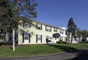 Lake of the Woods in Toledo, OH - Building Photo