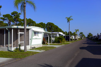 Pinewood Village in St. Petersburg, FL - Building Photo - Building Photo